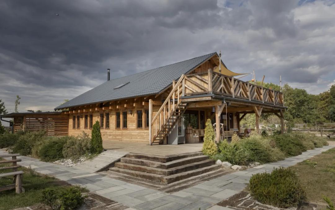 Ľahká strešná krytina UNI 1 antracit na objekte EL RANCHO