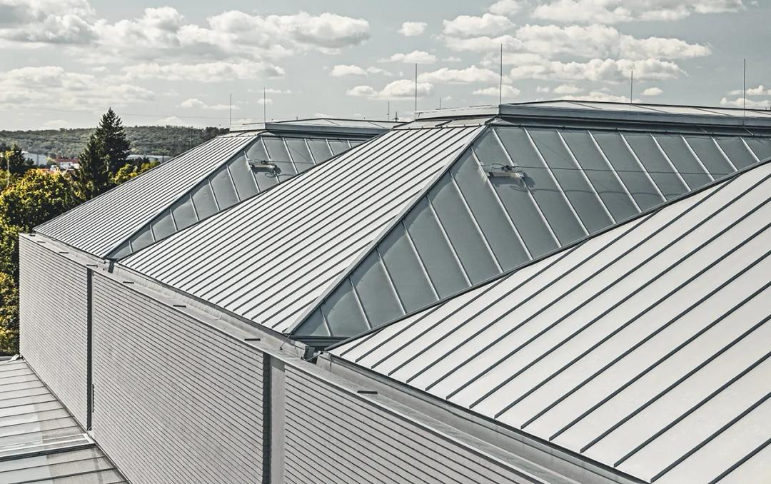 Hliník, meď či pozink? Ako si vybrať ideálnu plechovú krytinu pre vašu strechu