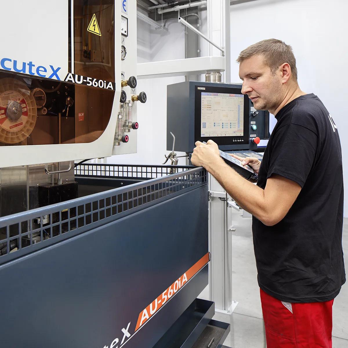 CNC
DRÔTOVÁ
REZAČKA